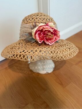 Grevi Straw Sun Hat with Pink Floral Accent